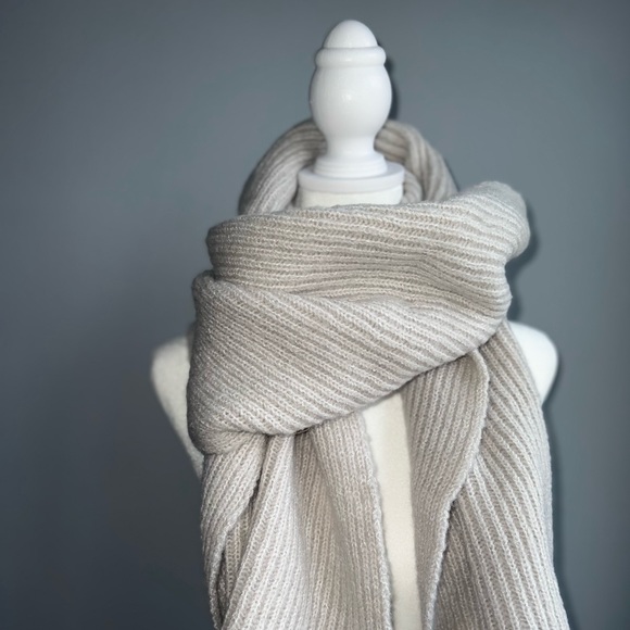 Cozy Knitted Scarf - Picture 1 of 3